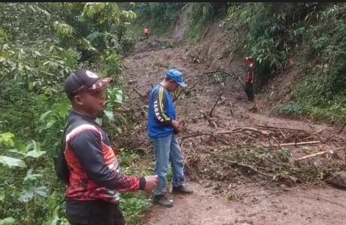 Jalur Vital di Kare dan Dagangan Tertutup Longsor, BPBD Kabupaten Madiun Kerahkan Alat Berat