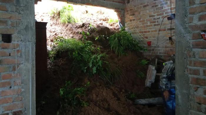 Diguyur Hujan Semalaman, 2 Rumah dan 1 Musala di Trenggalek Tertimpa Material Longsor