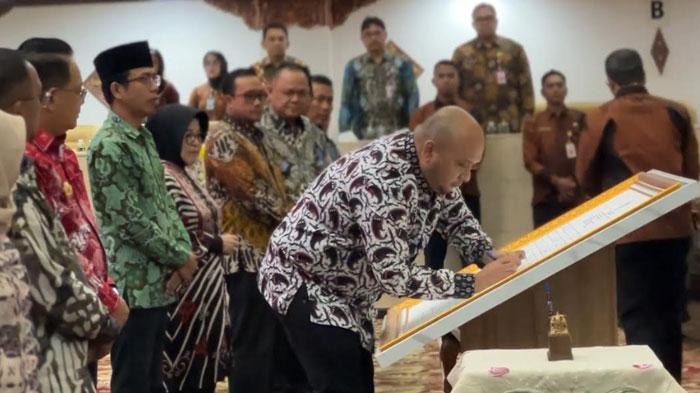 Tandatangan-komitmen-anti-korupsi-yang-dilakukan-oleh-anggota-DPRD-Jatim.jpg