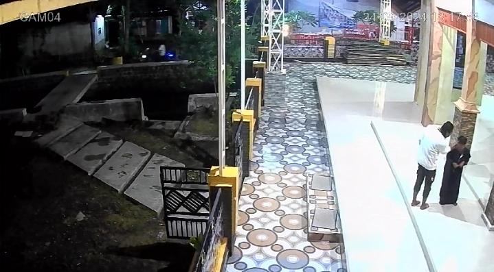Tangkapan-layar-CCTV-ODGJ-yang-melumuri-cabe-pada-wajah-bocah-lak-lakiVideo-CCTV-Masjid.jpg