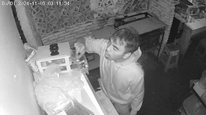 Tangkapan-layar-rekaman-CCTV-yang-menunjukkan-maling-membobol-laci-meja-kasir-warung-makan-di-malang.jpg