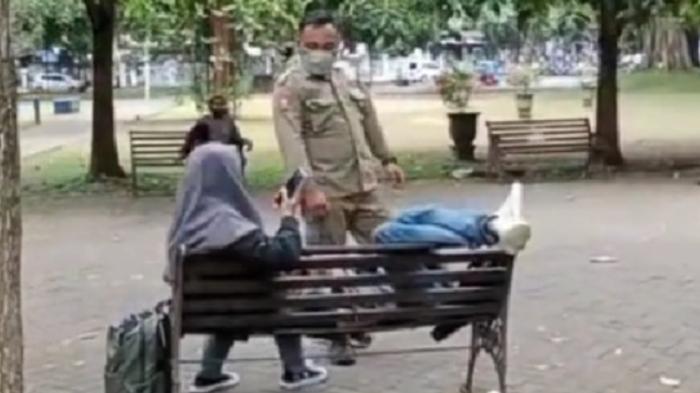 Tangkapan-layar-saat-petugas-Satpol-PP-Kota-Malang-menciduk-pasangan-mesra-di-bangku.jpg