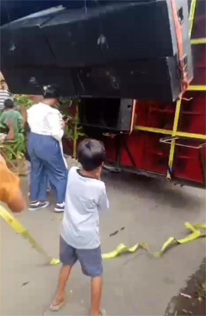Tangkapan-layar-spund-horeg-jatuh-timpa-penonton-dan-kru-di-acara-Imtihanan.jpg