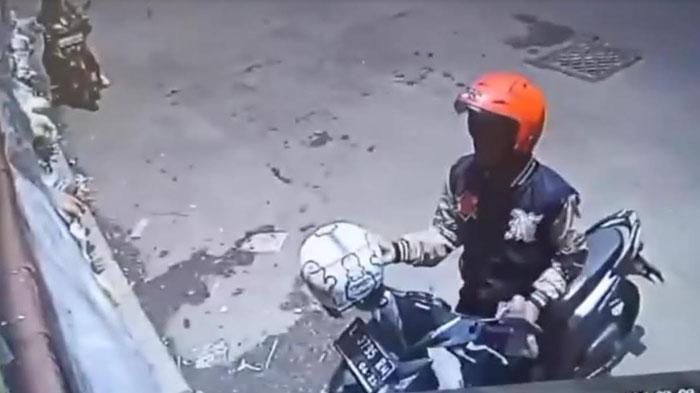 Maling di Surabaya Berlaga Beli Kecap, Pulangnya Gasak Motor Emak-emak yang Lupa Cabut Kunci