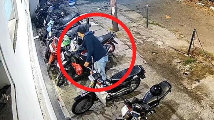 Tangkapan-layar-video-CCTV-merekam-momen-pria-misterius-mencuri-motor-di-parkiran-restoran.jpg