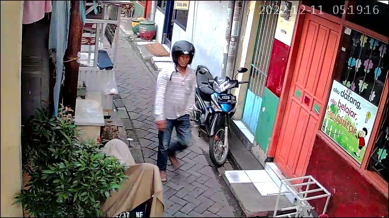 Tangkapan-layar-video-CCTV-seorang-bandit-terekam-CCTV-mencuri-Honda-Beat-W-7573-JK.jpg