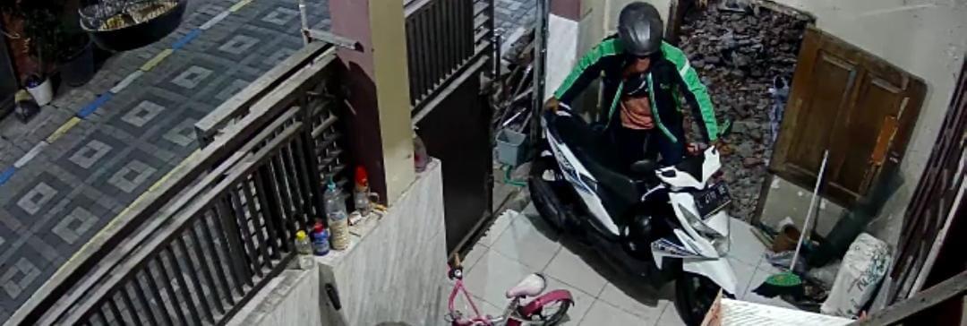 Tangkapan-layar-video-seorang-bandit-terekam-CCTV-mencuri-motor.jpg