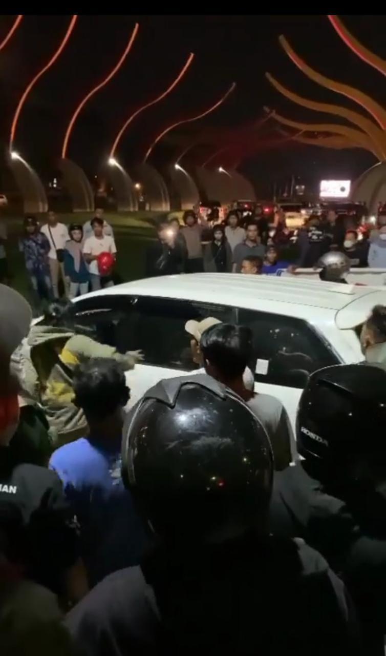 Tangkapan-layar-video-viral-mobil-Avanza-diamuk-massa.jpg