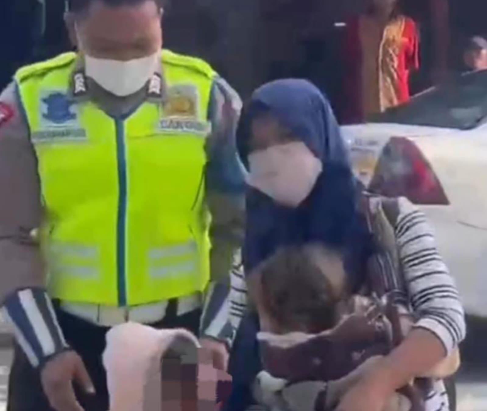 Sosok Bripka Budiman, Polisi Polda Jatim yang Tolong Ibu dan 2 Anaknya yang Terlantar di Jalan