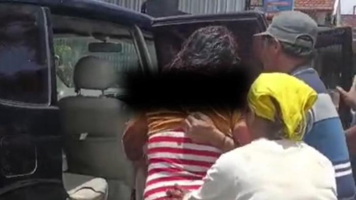 Tangkapan-layar-video-warga-saat-korban-penganiayaan-oleh-suami-sendiri.jpg