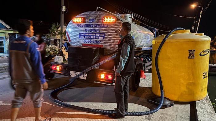 Tangki-pengangkut-air-bersih-saat-menyuplai-ke-area-terdampak-banjir-di-Tanggulangin-Sidoarjo.jpg