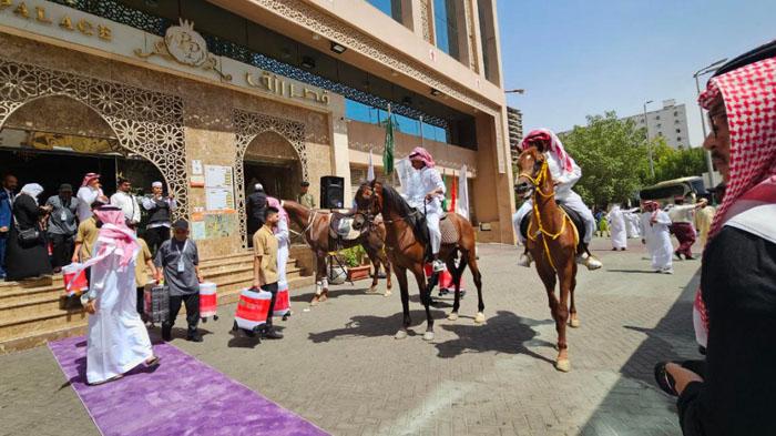 Tarian-Ardah-dan-Sholawat-Badar-di-halaman-dan-lobi-Hotel-Makkah-mengiringi-kepulangan-jemaah-haji.jpg