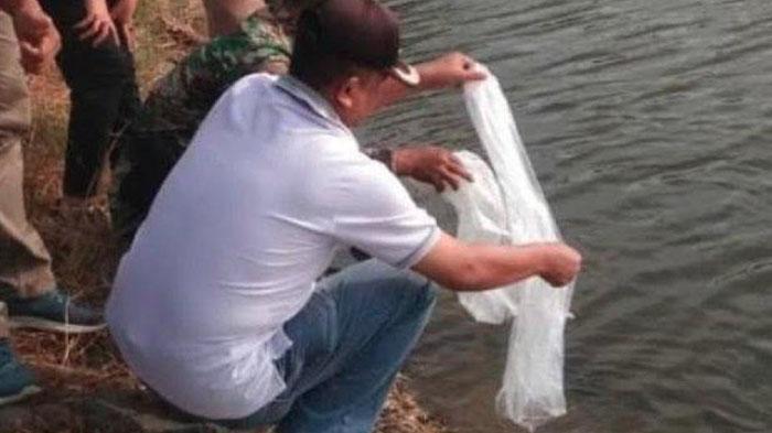 Tebar-benih-ikan-dalam-budi-daya-ikan-air-tawar-untuk-asupan-gizi-bagi-masyarakat-cegah-stunting.jpg
