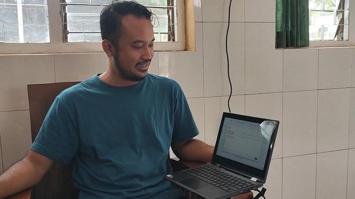 Tenaga-Administrasi-SDN-1-Ngetal-Trenggalek-Anang-Sandi-menunjukkan-Chromebook.jpg