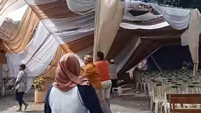 Tenda-Wisuda-Siswa-SD-di-Jember-Ambruk-Usai-Diterjang-Angin-Puting-Beliung.jpg