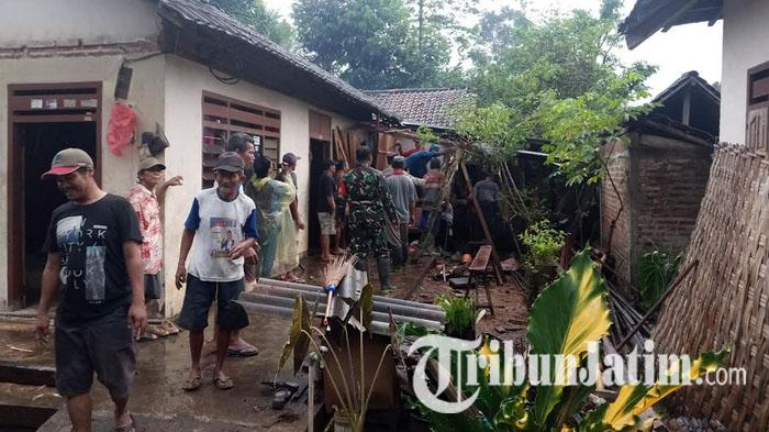 Teras-rumah-warga-Desa-Sebalor-Bandung-Tulungagung-rusak-terdampak-gempa-bumi.jpg