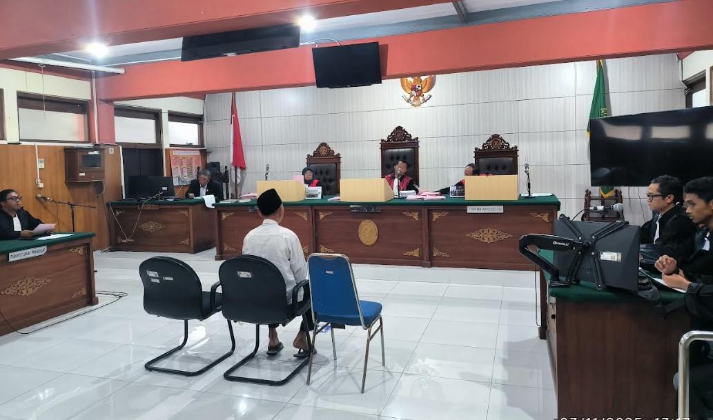 Terdakwa-AMH-69-menjalani-sidang-perdana-kasus-pencabulan.jpg