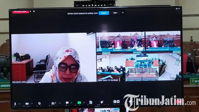 Terdakwa-eks-Kepsek-SMK-Baiturrohman-Jember-Eny-Rustiana-mengikuti-sidang-lanjutan.jpg