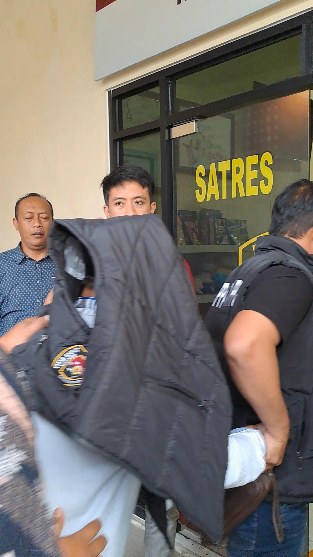 Terduga-pelaku-tiba-ke-Polres-Malang-untuk-dimintai-keterangan.jpg