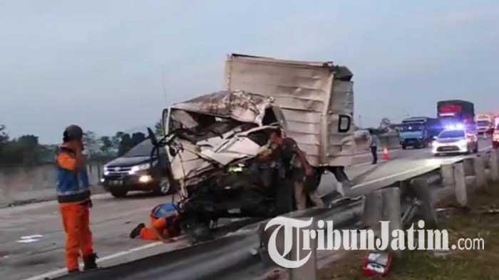 Terjadi-kecelakaan-di-Jalan-Tol-Madiun-yang-melibatkan-dua-truk.jpg