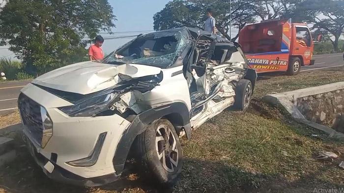 Terjadi-kecelakaan-di-Madiun-truk-trailer-dan-mobil-Nissan-adu-moncong-di-madiun.jpg