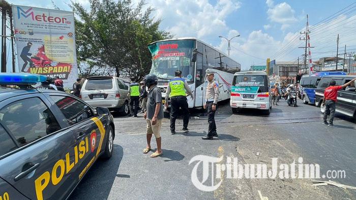 Terjadi-kecelakaan-di-Malang-yang-melibatkan-Bus-Tentrem-truk-kontainer-dan-tiga-motor.jpg