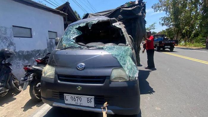 Kecelakaan di Ponorogo, Pickup Box vs Sepeda Motor, Dua Orang Luka-luka, Sopir Terjepit