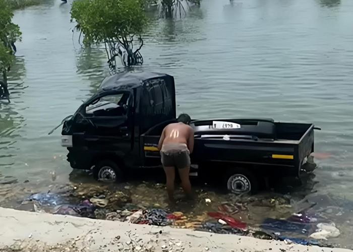 Terjadi-kecelakaan-di-Sampang-Madura-mobil-pickup-terjun-ke-laut.jpg