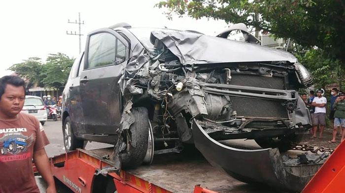 Gerimis Mengguyur, Dua Mobil di Trenggalek Terlibat Adu Banteng, 8 Orang Luka-luka