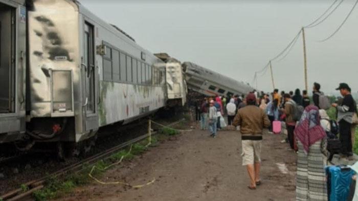 Terjadi-kecelakaan-kereta-api-antara-KA-Turangga-vs-KA-Commuter-Line-Bandung-Raya.jpg