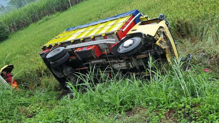 Terjadi-kecelakaan-maut-di-Lumajang-truk-muatan-miras-tabrak-sepeda-motor.jpg