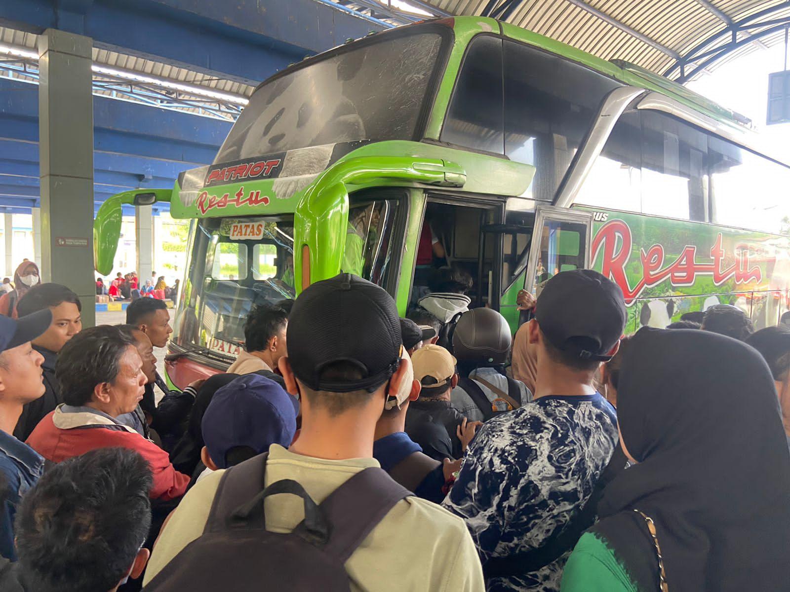 Terjadi-penumpukan-penumpang-di-terminal-type-A-Seloaji-Ponorogo.jpg