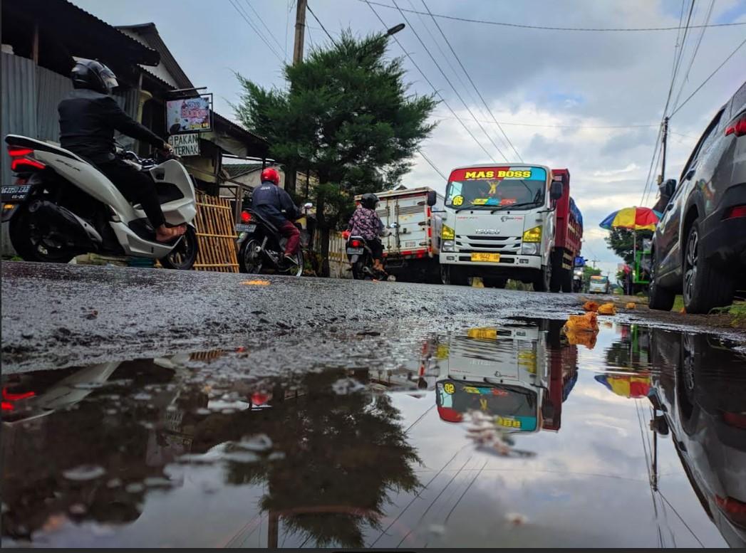 Terlihat-jalanan-usai-diguyur-hujan.jpg