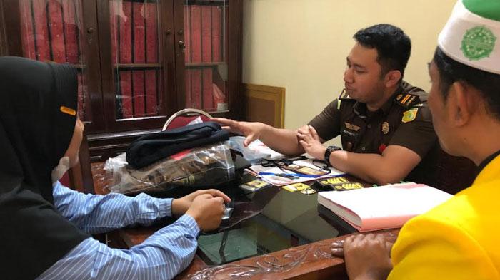 Tersangka-yang-mengaku-sebagai-jaksa-gadungan-saat-dilimpahkan-ke-Kejari-Kabupaten-Probolinggo.jpg