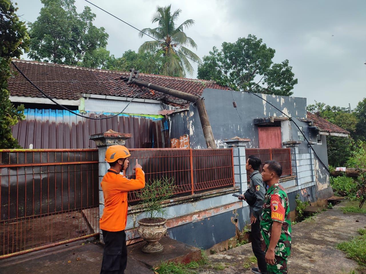 Tiang-PLN-Rusak-roboh-timpa-rumah-warga-Kelurahan-Slawu-Kecamatan-Patrang-Jember.jpg