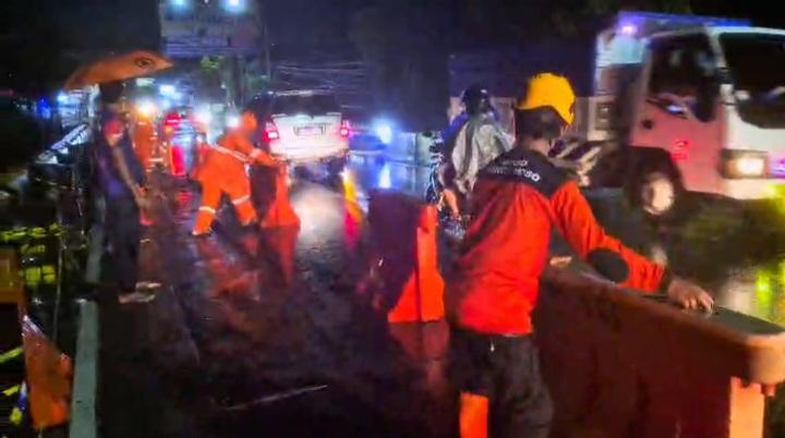 Tim-BPBD-saat-memasang-barier-dan-police-line-di-sekitar-jembatan-yang-mengalami-retak.jpg