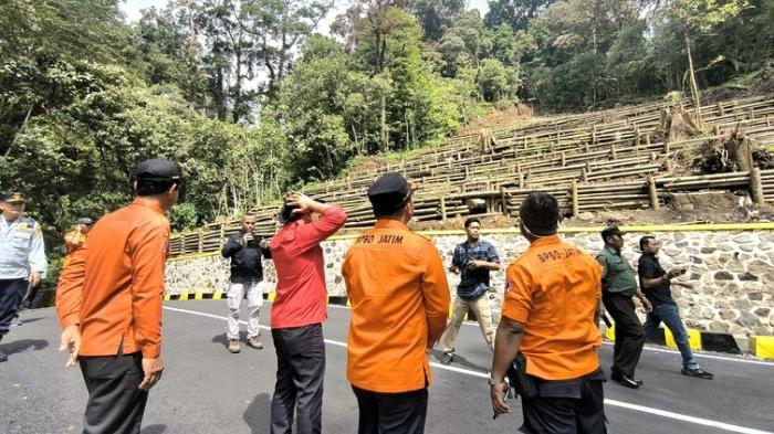 Tim-Gabungan-BPBD-Jatim-melakukan-asesmen-terakhir-jalur-pacet-cangar.jpg