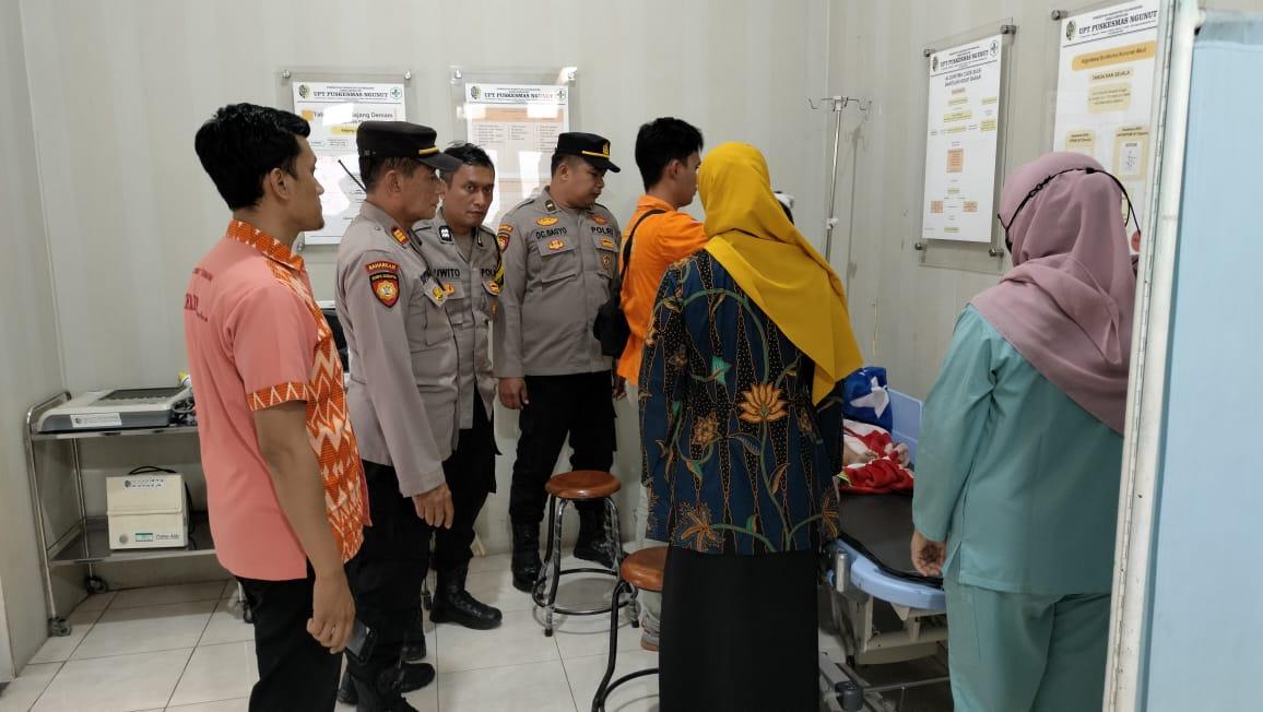Tim-Inafis-bersama-personel-Polsek-Ngunut-memeriksa-tubuh-korban-di-Puskesmas-Ngunut.jpg