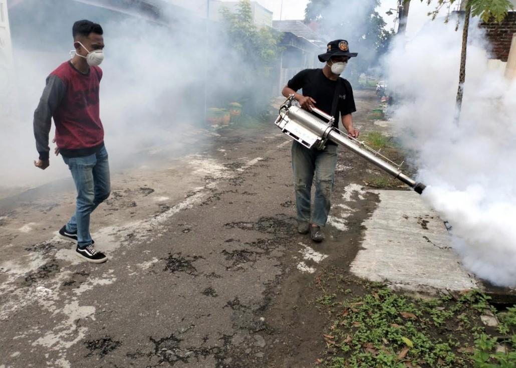 Tim-Krisis-Bencana-Bidang-Kesehatan-UPTD-Puskesmas-Sooko-melakukan-fogging-serentak.jpg