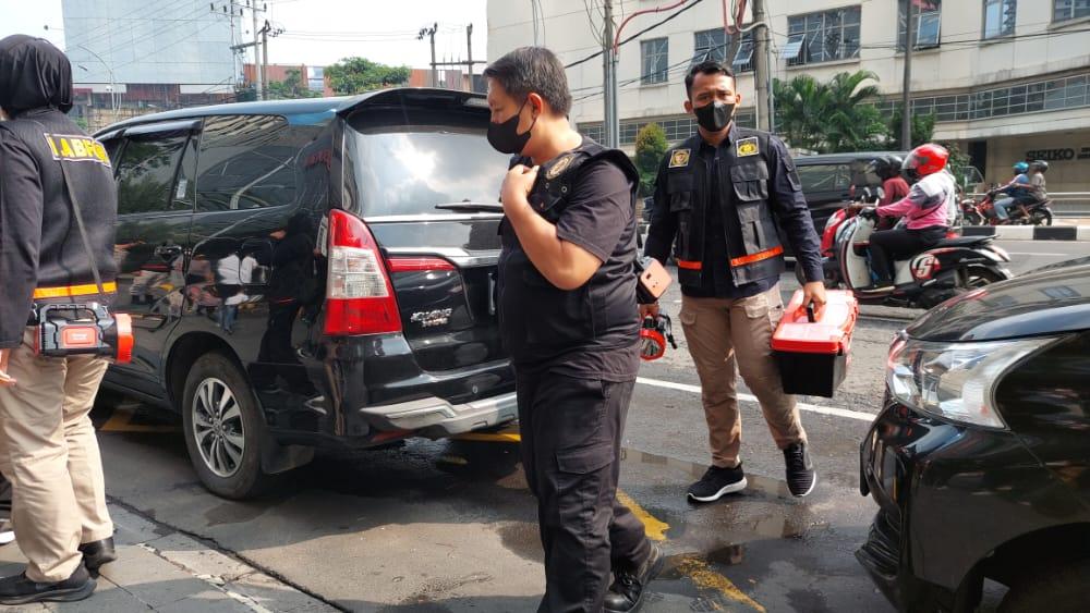 Tim-Labfor-Polda-Jatim-masuk-ke-lokasi-kebakaran-di-Tunjungan-Plaza-Surabaya.jpg
