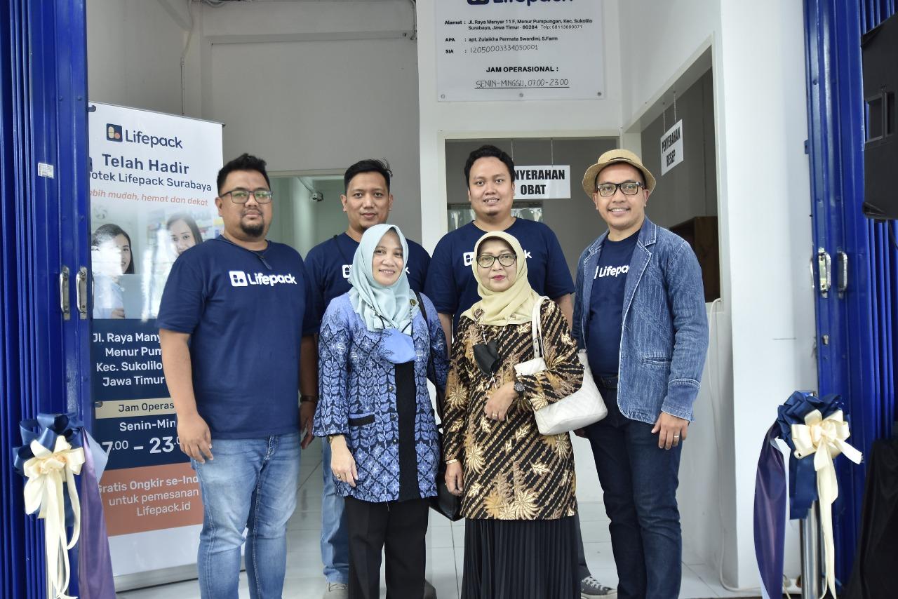 Tim-Lifepack-saat-meresmikan-Apotek-Lifepack-di-Surabaya.jpg