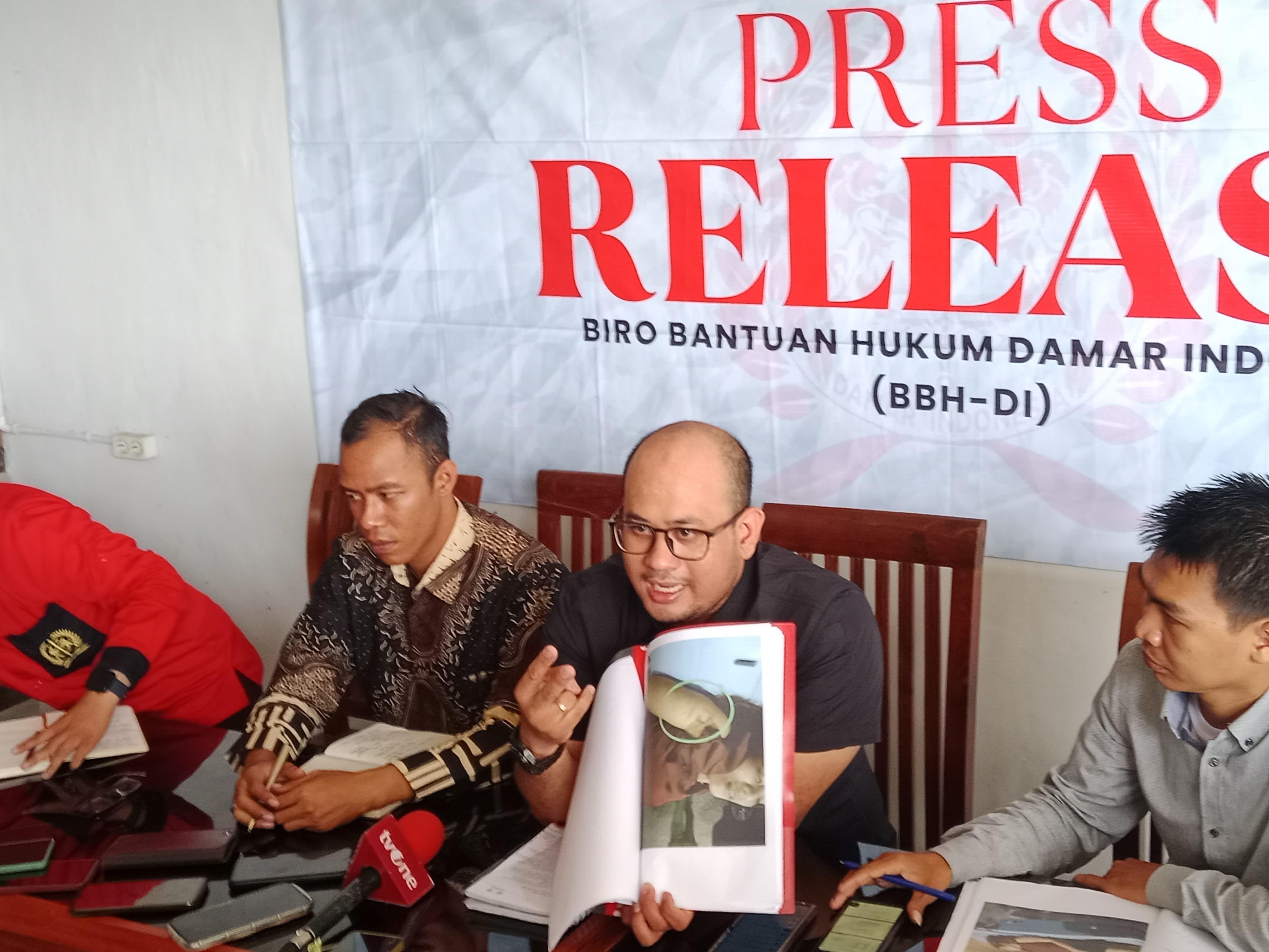 Tim-Pengacara-BBH-DI-saat-menggelar-konferensi-pers-membeber-sejumlah-kejanggalan-dalam-sidang.jpg