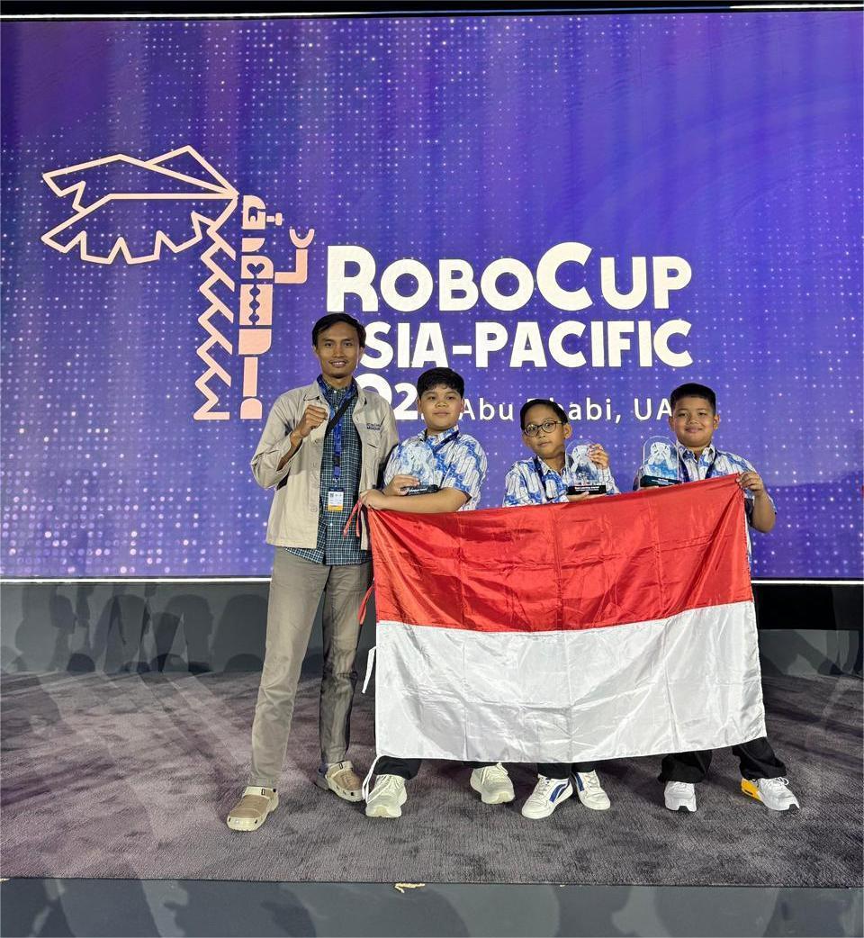 Tim-Robokind-Club-dari-SD-Muhammadiyah-4-Surabaya-berhasil-meraih-tiga.jpg