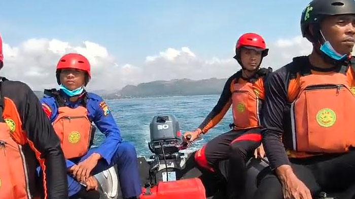 Tim-SAR-dengan-perahu-karet-yang-menyisir-sekitar-Pantai-Kedung-Tumpang-Tulungagung.jpg
