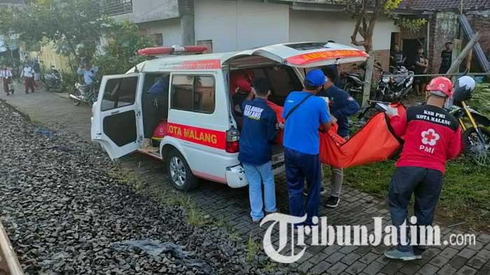 Tim-medis-PMI-Kota-Malang-mengevakuasi-jasad-wanita-yang-tertabrak-kereta-di-Gadang-malang.jpg