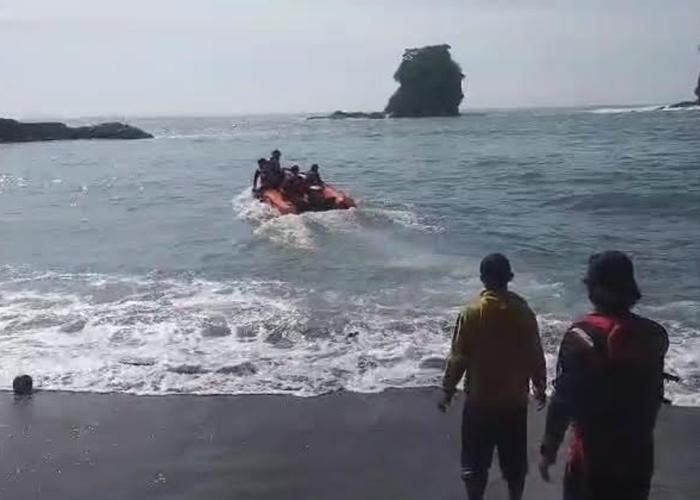 Tim-mencari-ibu-dan-anak-yang-hanyut-terseret-arus-Sungai-Glidik-Malang-di-pesisir-laut-selatan.jpg