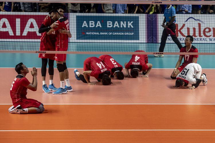 Timnas-voli-putra-Indonesia-melakukan-sujud-syukur-usai-merah-emas-SEA-Games-2023.jpg