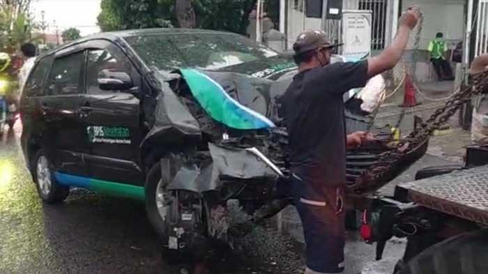 Toyota-Avanza-menyeruduk-pengendara-sepeda-motor-dan-papan-nama-pintu-masuk-Stasiun-Madiun.jpg