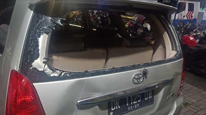 Toyota-Innova-seusai-diamuk-massa-di-Kota-Malang-kaca-belakang-pecah.jpg