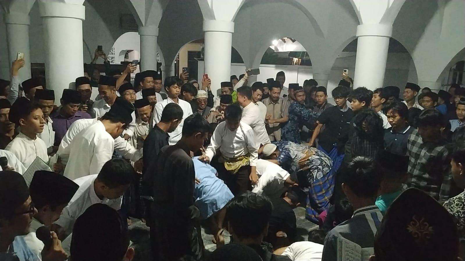 Tradisi-lempar-koin-di-masjid-wakaf-jamsaren-Kota-Kediri-saat-maulid.jpg